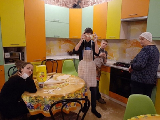 Выпечка пирога и хвороста