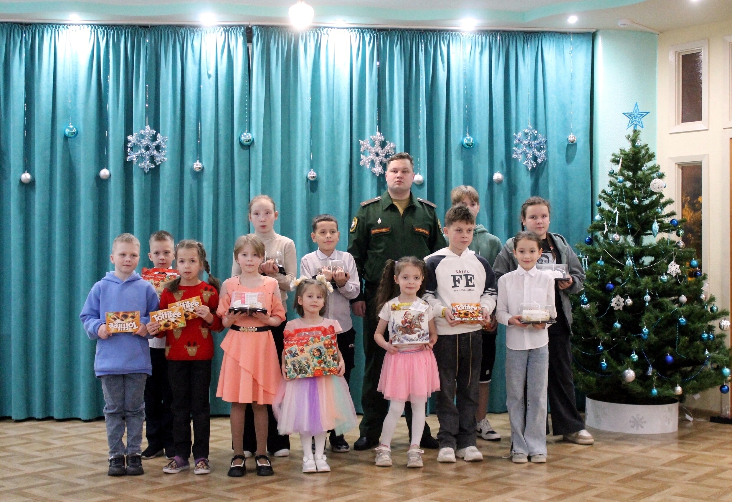 Воспитанников центра поздравили сотрудники военного следственного отдела СК России по Вологодскому гарнизону.