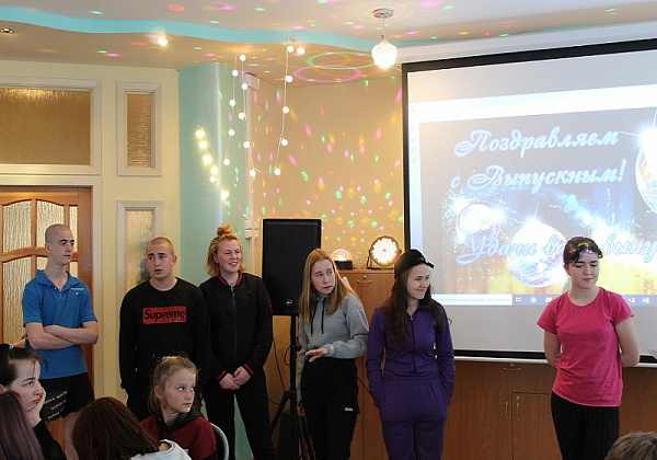 С праздником, выпускники!