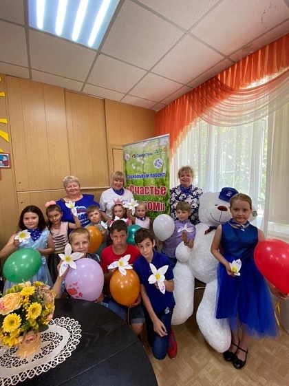 Общественный совет и волонтеры регионального проекта «Крепкая семья» помогли распуститься необычным ромашкам в нашем доме